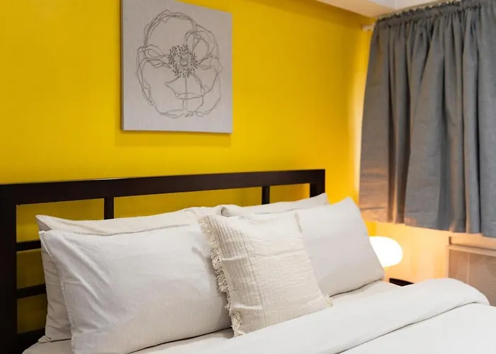 Apartment Greenbelt Makati With Balcony & Park Views *